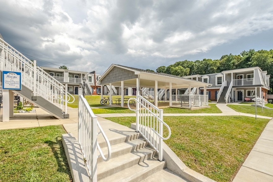 Building Photo - Forest View Apartments