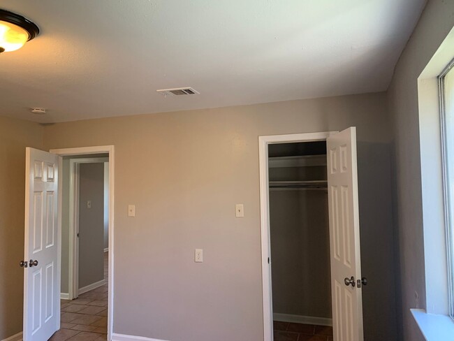 Building Photo - 8710 Dinkins St