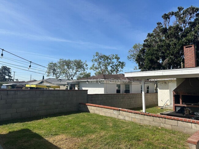 Building Photo - 10532 La Mirada Blvd