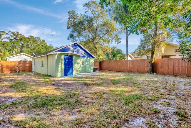 Primary Photo - 551 1/2 Wildwood Way Ave