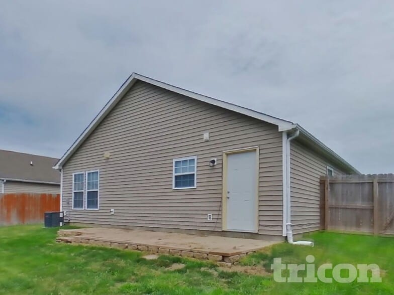 Building Photo - 454 Bourneside Dr