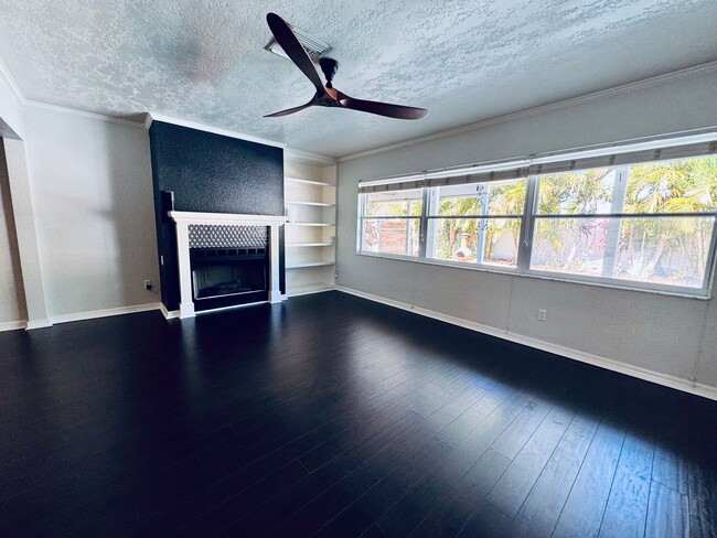 Building Photo - Elegant and Updated 3/2 Pool Home just min...