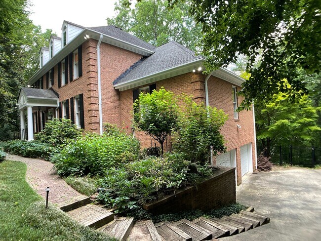 Building Photo - Executive Home in The Heart of Chapel Hill!
