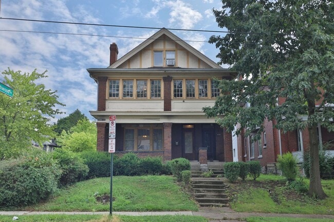 Building Photo - 2142 Summit St
