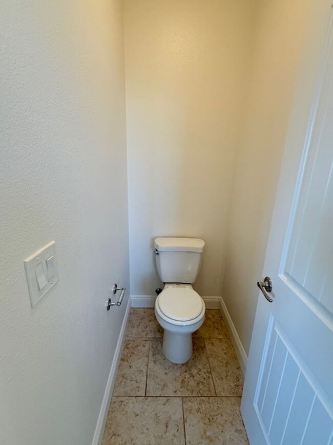 Building Photo - Beautiful Spacious 5 Bedroom Home located ...