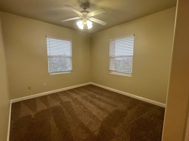 Building Photo - Spacious 2bed 2.5bath 3 story Condo with 1 car garage available in Westlake Parkway!