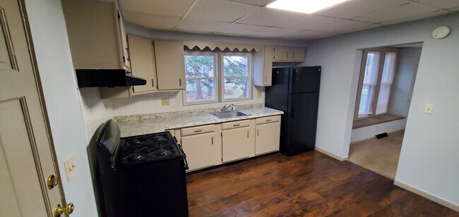 Kitchen - 908 Tulip St