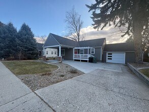 Building Photo - 4-bedroom, 2.5-bath home located on Poly.