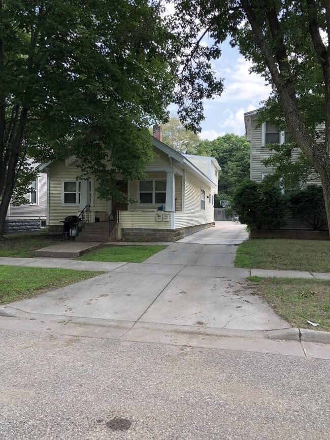 Building Photo - 3 Bed 1 Bath near UWEC! Available June 1st!