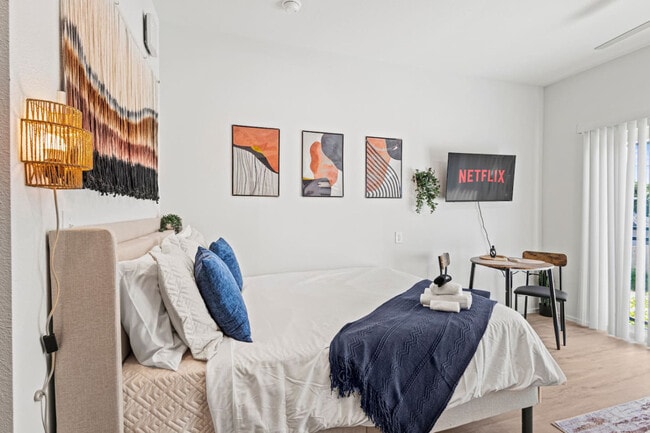 Building Photo - 596 W 9th St