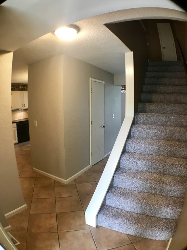 Building Photo - {1423} Olathe Townhome + 3Bed/2.5Bath + Fe...
