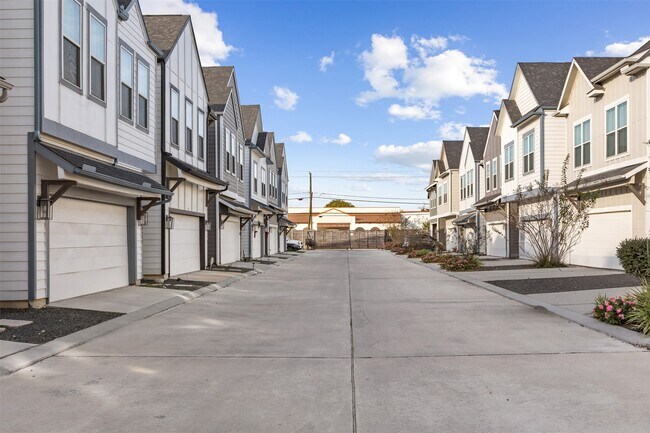 Building Photo - 8451 Berry Brush Ln