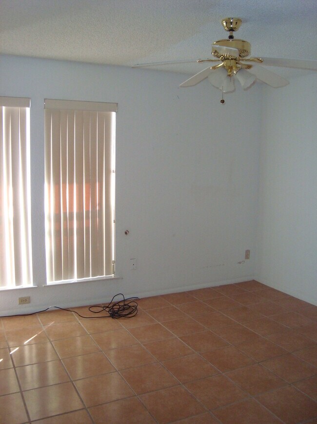 Building Photo - Refrig A/C 3bed/2bath!