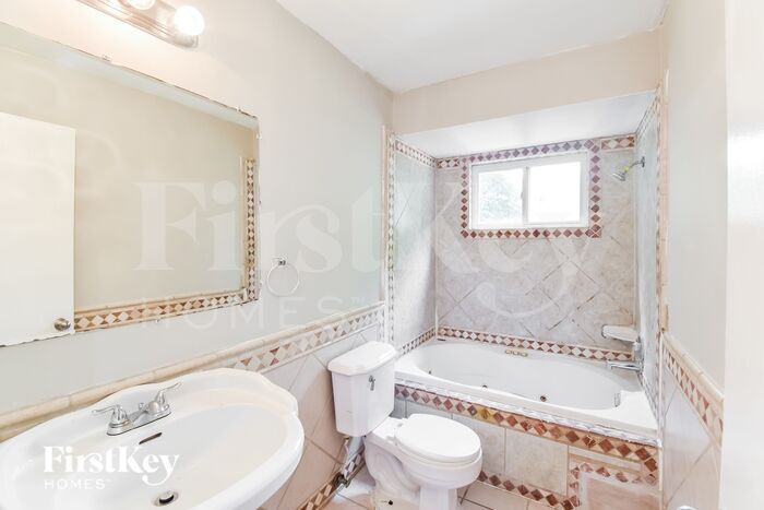 Building Photo - 6385 Kinston Park Dr