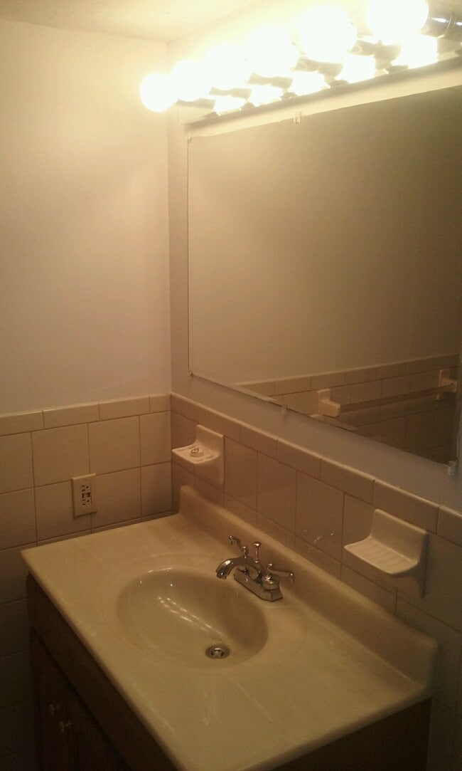 Building Photo - 25 Old Henniker Rd