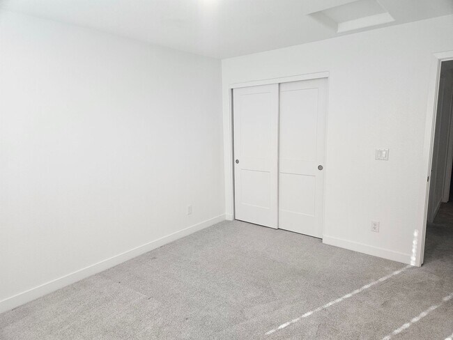 Building Photo - Los Lagos 3 Bed Room Home with Lake Views