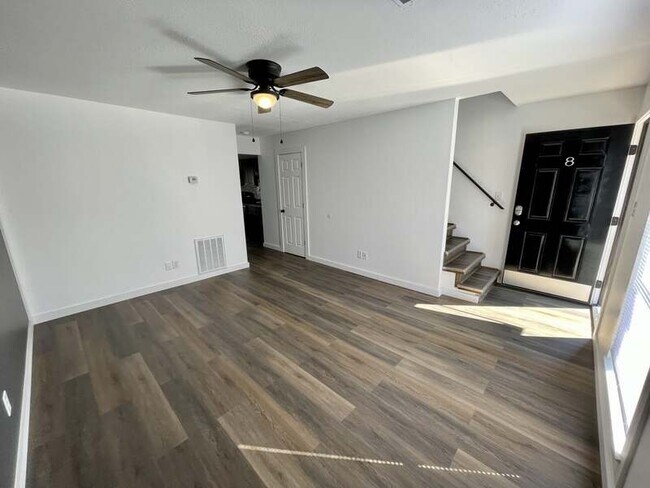 Building Photo - 1642 Hillwood Dr