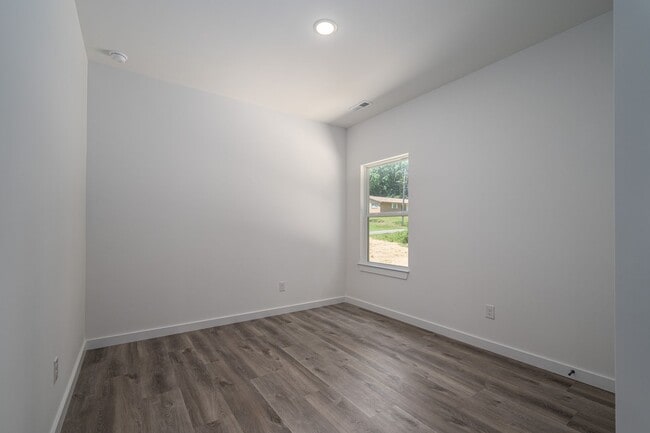 Building Photo - Your New Home Awaits in Hickory!