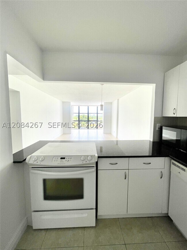 Building Photo - 1000 Parkview Dr