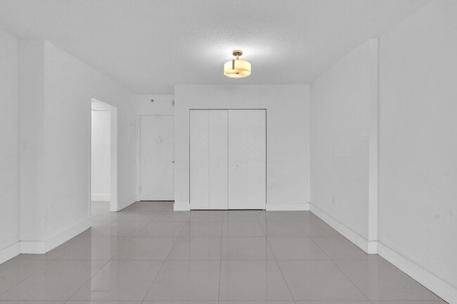 Building Photo - 400 Kings Point Dr