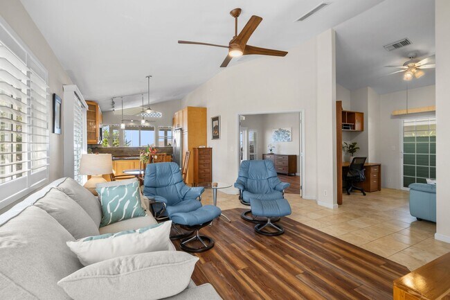 Building Photo - Furnished Home Close to Town