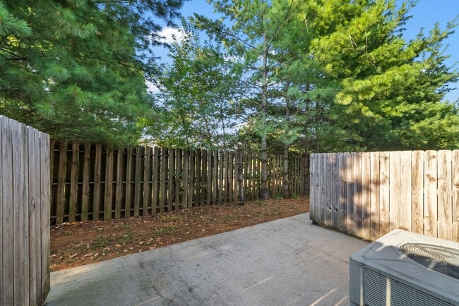 Building Photo - Two Bedroom Town House Off Exit 1!