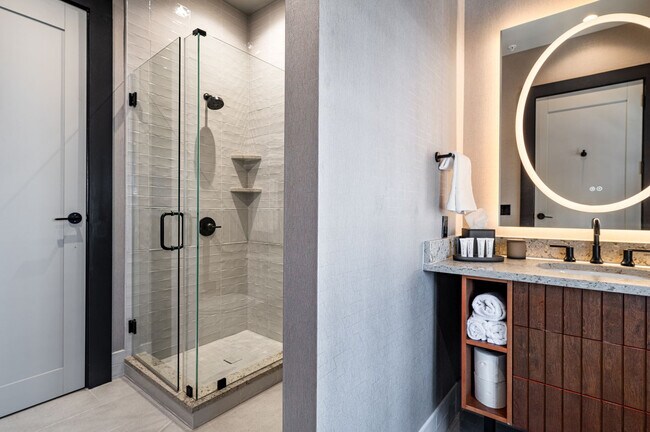 Building Photo - 1011 Canal St