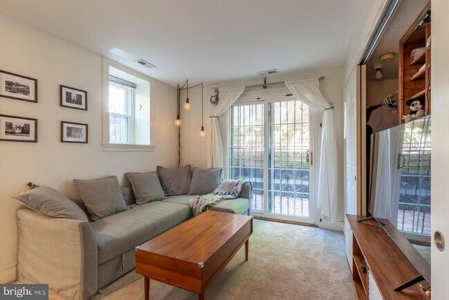 Building Photo - 1631 Green St