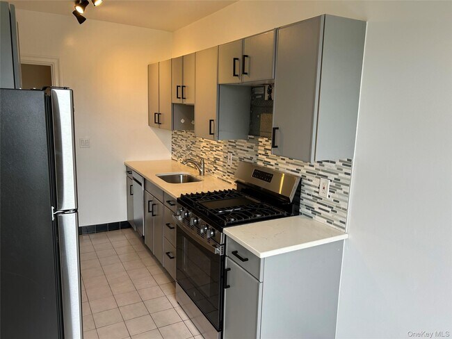 Building Photo - 490 Bleeker Ave