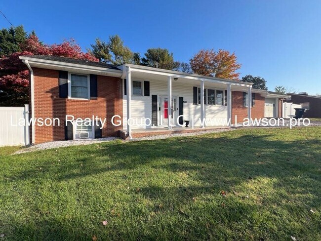 Building Photo - Very Nice & Spacious Home in Hidden Valley Neighborhood - Pet Friendly!