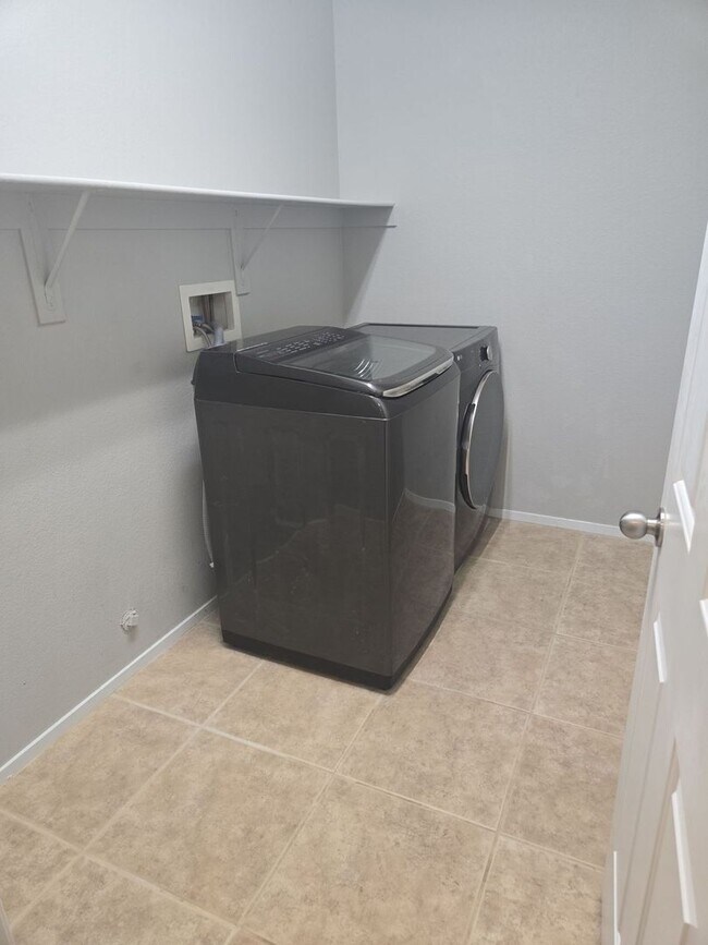 Building Photo - 3-bedroom, 2-bath home located in a cul-de-sac in desirable Anthem Highlands.