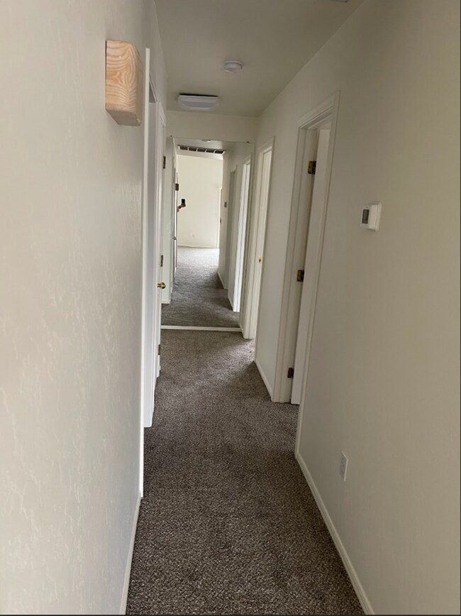 Building Photo - 3 Bed/2.5 Bath 2-Level Home with Loaded Kitchen! Washer/Dryer! Big backyard!