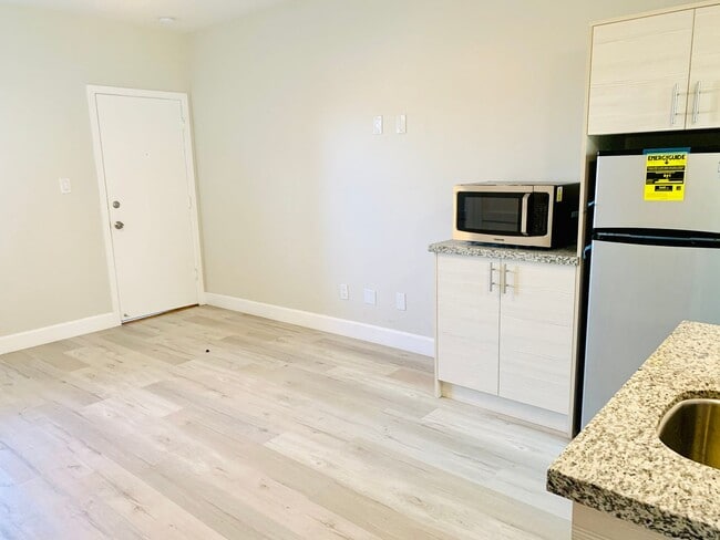 Building Photo - STUDIO APARTMENT AVAILABLE IN THE HEART OF...