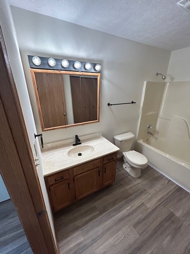 Building Photo - 2-Bedroom Ranch in Peaceful Piqua Neighbor...