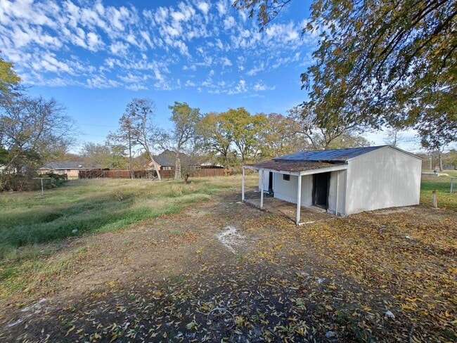 Building Photo - 307 W Gentry St