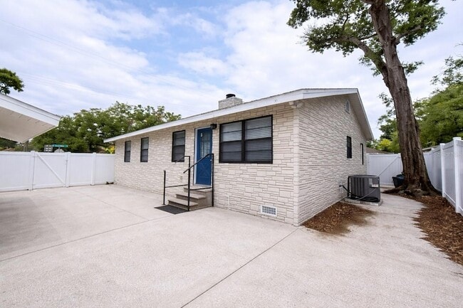 Building Photo - 7218 N Highland Ave