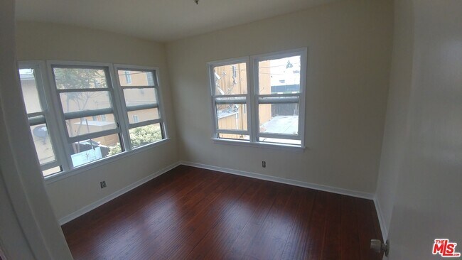 Building Photo - 4106 Rosewood Ave