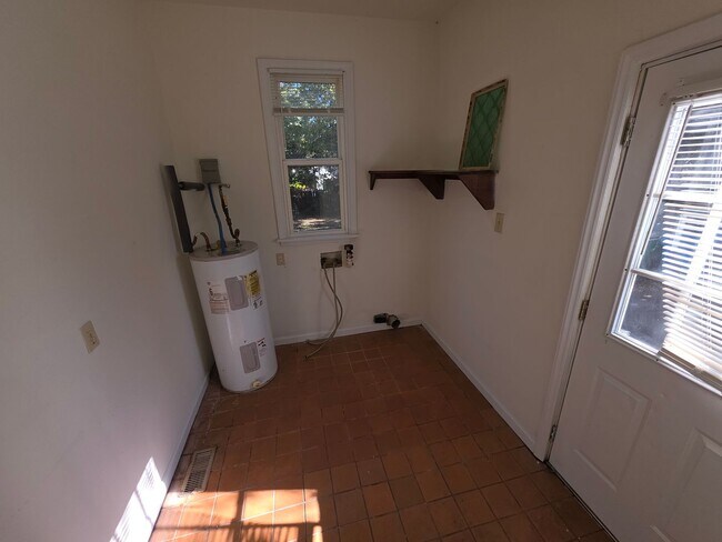 Building Photo - 412 Park Ave