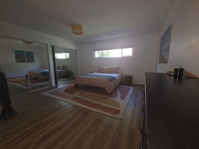 Building Photo - Mid-town Ventura 3 Bedroom 2 bath single level home