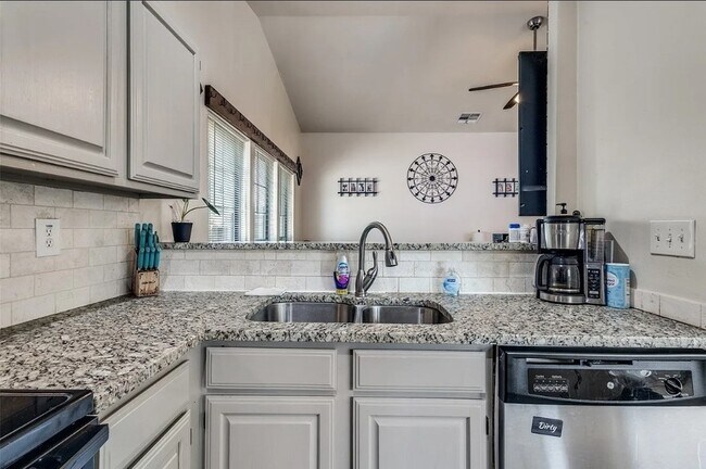 Building Photo - 3499 Longview Dr