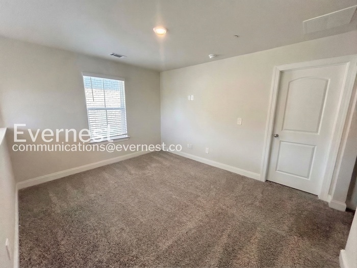 Building Photo - 204 Douglas Bend Rd