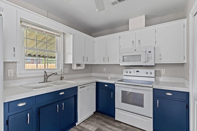 Building Photo - Pet-Friendly | Large Fenced Yard in North Wilmington