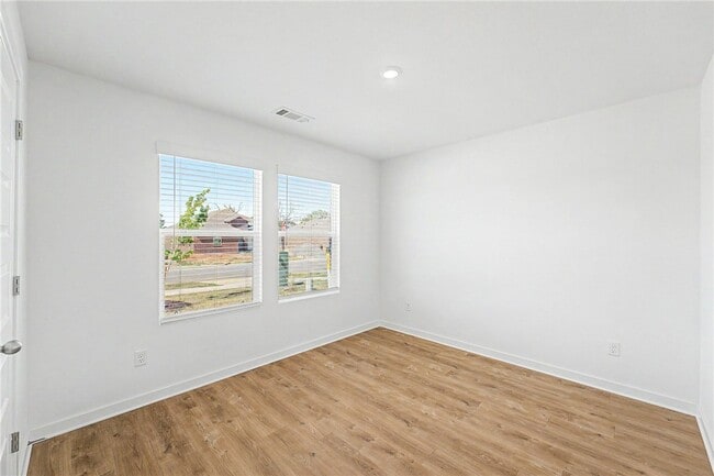 Building Photo - 3101 Laredo Ln