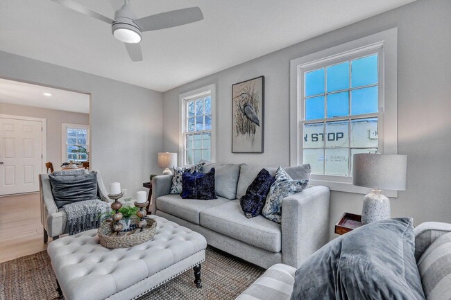 Building Photo - Fully renovated home in Charleston!