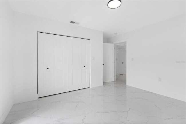 Building Photo - 520 115th Ave