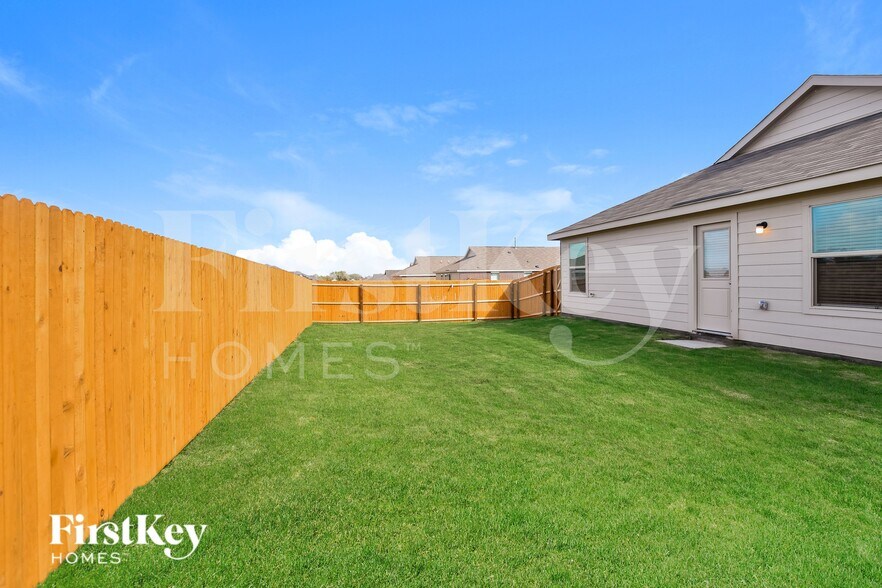 Building Photo - 1069 Crestview Dr