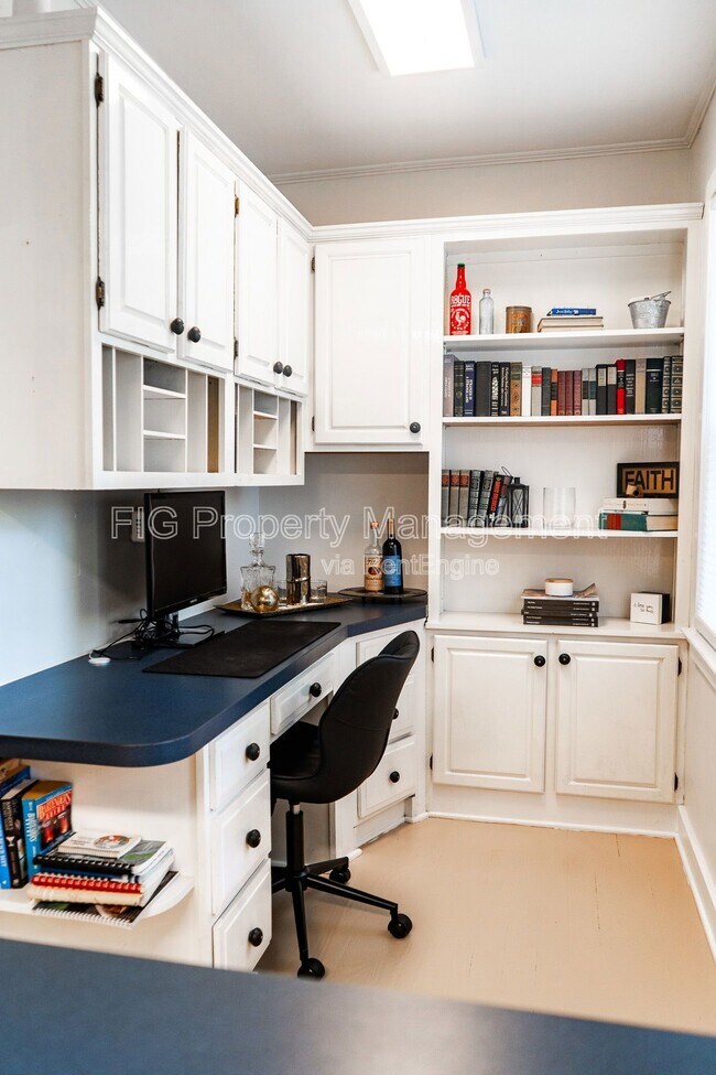 Building Photo - 3622 Hillvale Cir