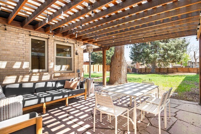 Building Photo - 2BD, 2BA South Denver Home with Bonus Room...