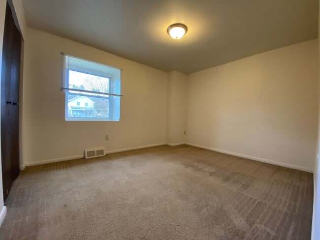 Building Photo - Amazing Two Bedroom Townhouse in Zelienople! Washer & Dryer Hook-Ups! Call Today!