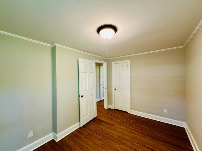 Building Photo - WILSHIRE BLVD - 3 Bedroom + Flex Space - minutes to UNCW!